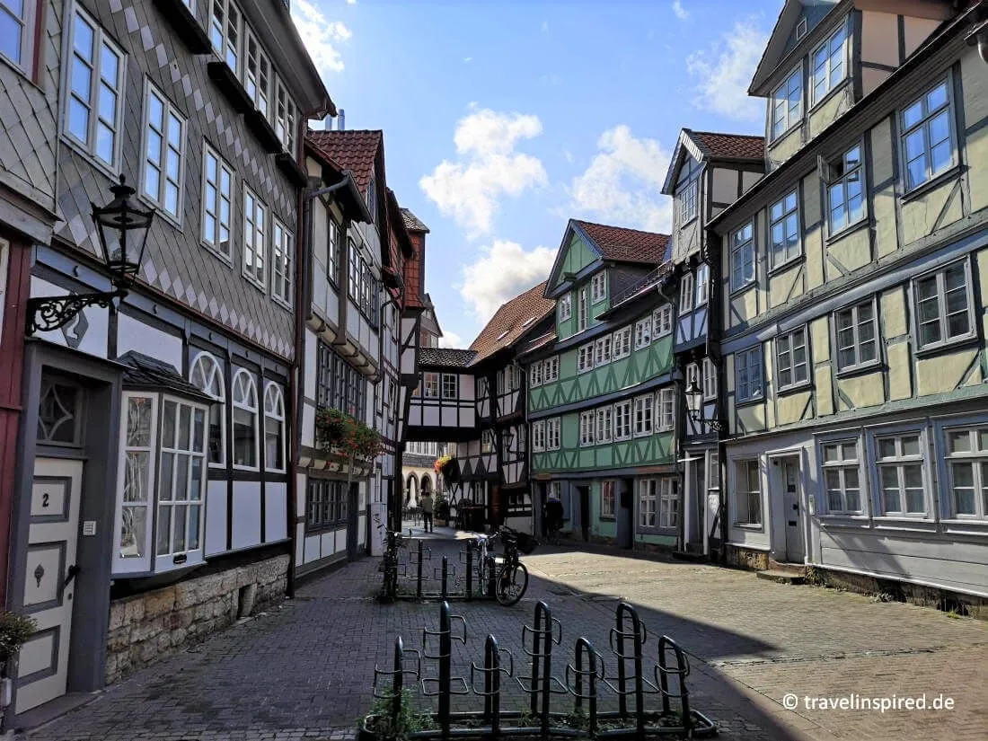 Typische Wolfenbüttel-Gasse mit Fachwerkhäusern