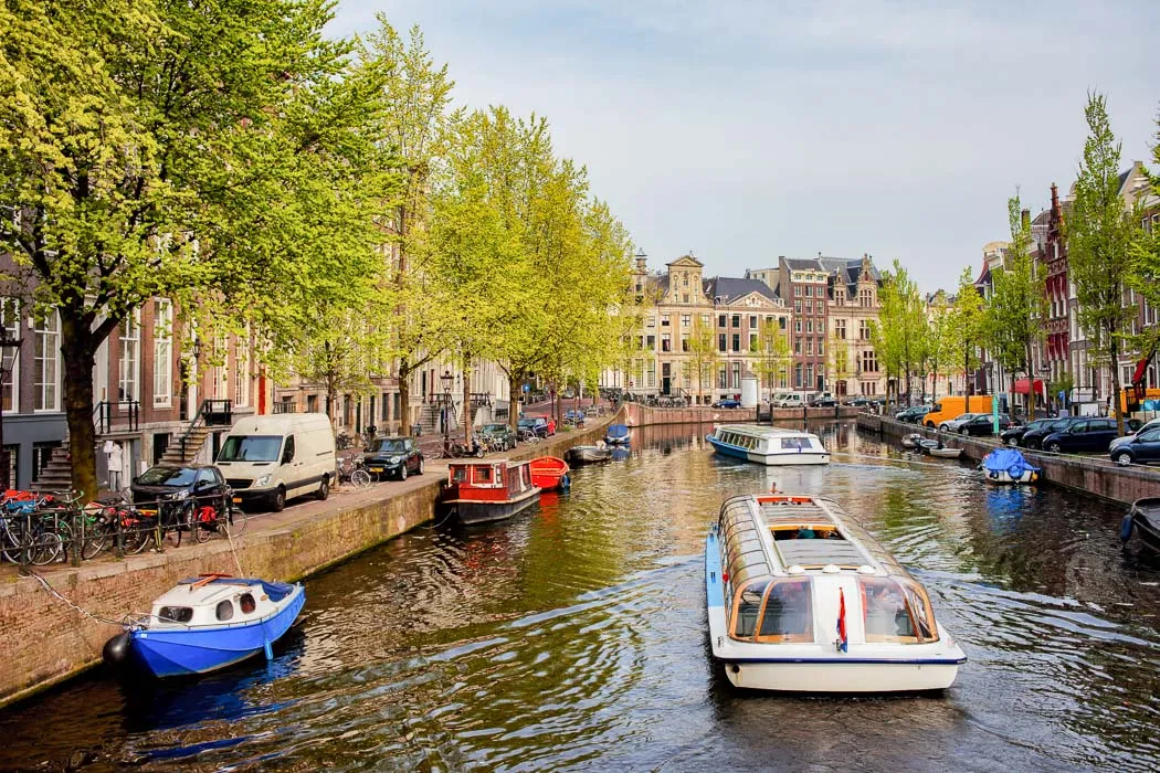 Typisches Grachtenbild in Amsterdam mit Hausbooten und bunten Gebäuden