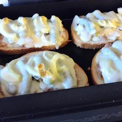 Überbackene Hackepeter-Schnitte aus dem OptiGrill mit Käse