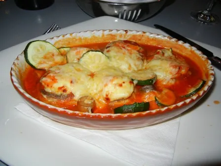 Überbackene Zucchini mit Käse, eine köstliche vegetarische Option im Tablo Essen