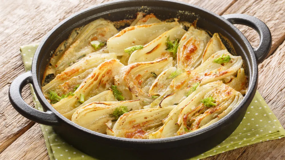 Überbackenes Fenchelgemüse mit cremiger Béchamelsauce in einer rustikalen Auflaufform