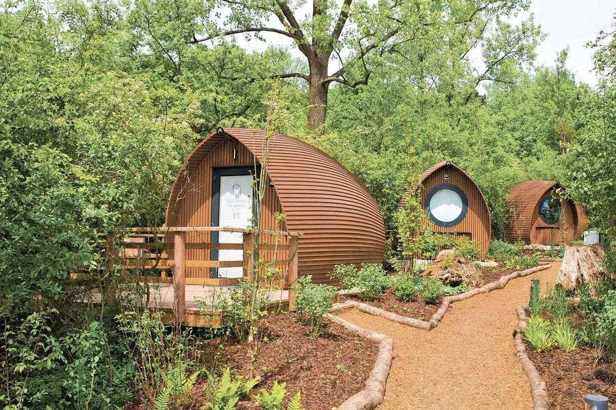 Überblick über die charmanten Holzhäuschen des Glamping Resort Bliesgau in Kleinblittersdorf, die eine einzigartige Unterkunft für Gäste mit Hund bieten.