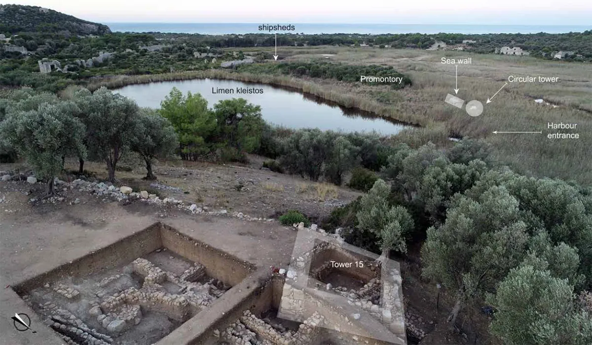 Überreste von Befestigungen rund um den inneren (militärischen) Hafen
