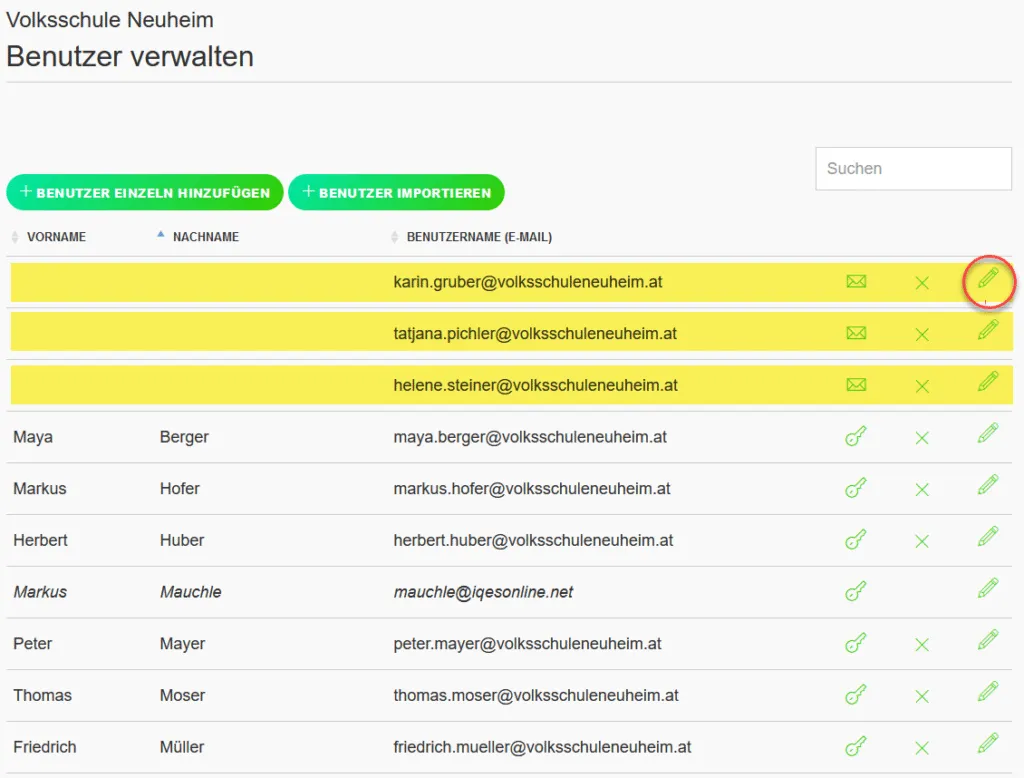 Übersicht der Benutzerliste nach dem Import, mit Statusangaben für Einladungen und eventuell bereits vorhandene Konten in anderen Schulen.