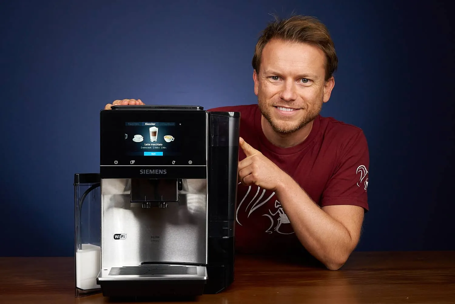 Übersicht der modernen Siemens EQ.700 Integral Kaffeevollautomat mit Touchscreen