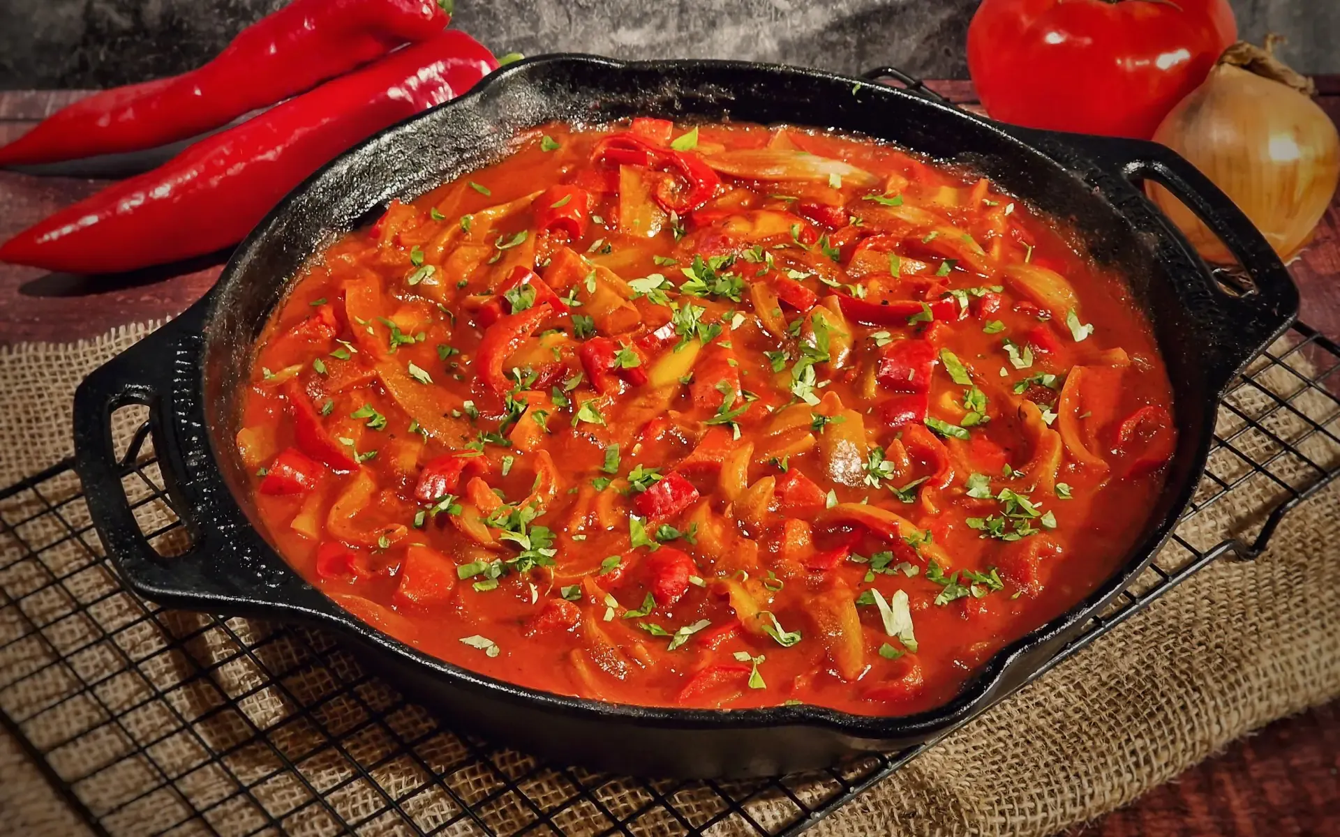 Übersicht des fertigen Letscho Rezepts – ein klassisches ungarisches Gericht mit Paprika, Zwiebeln und Tomaten.