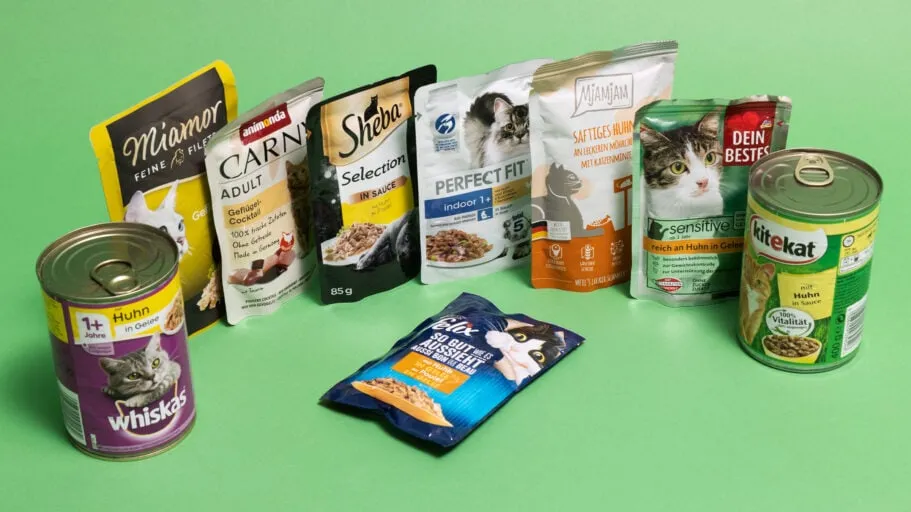 Übersicht verschiedener Marken und Dosen von Nassfutter für Katzen