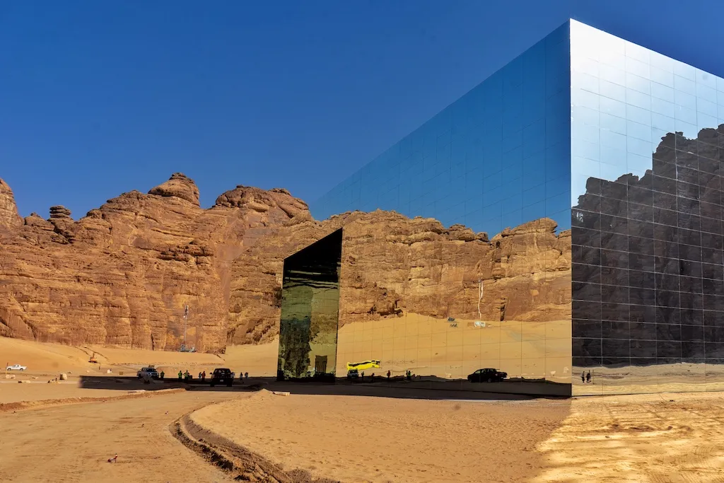 Überwältigend: Die komplett verspiegelte Konzerthalle Maraya in Saudi Arabien