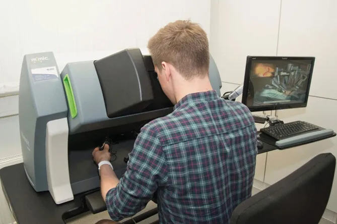 Übung zur Gefäßdissektion am virtuellen Simulator für robotische Chirurgie