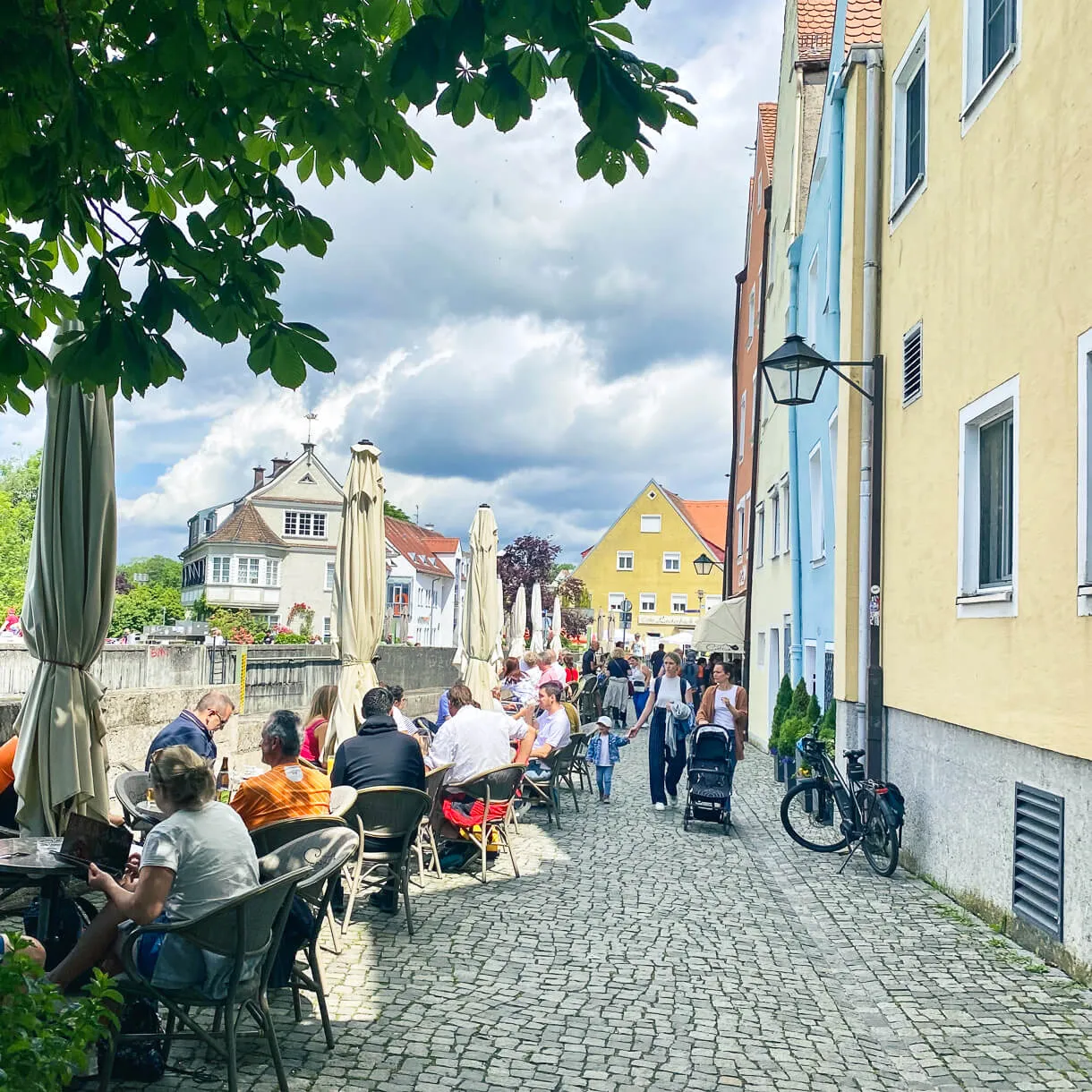 Uferpromenade: Die Lechpromenade in Landsberg am Lech lädt zum Flanieren und Verweilen ein
