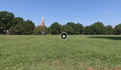 Uferpromenade in Hamburg bei Sonnenuntergang