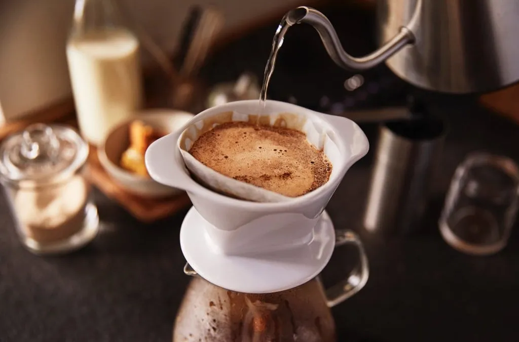 Uhr und Kaffeebohnen zur Überwachung der Brühzeit für perfekten Filterkaffee