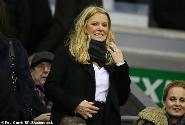 Ulla Sandrock bei einem Spiel zwischen Liverpool und Swansea im November 2015