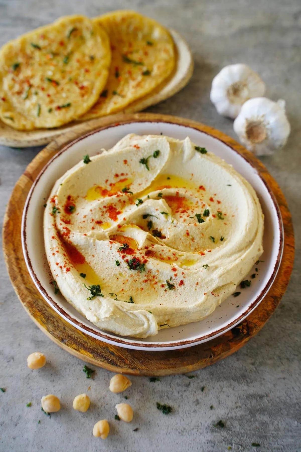 Ultra cremiger, selbstgemachter Hummus serviert mit warmem Fladenbrot, ideal als Dip oder Brotaufstrich