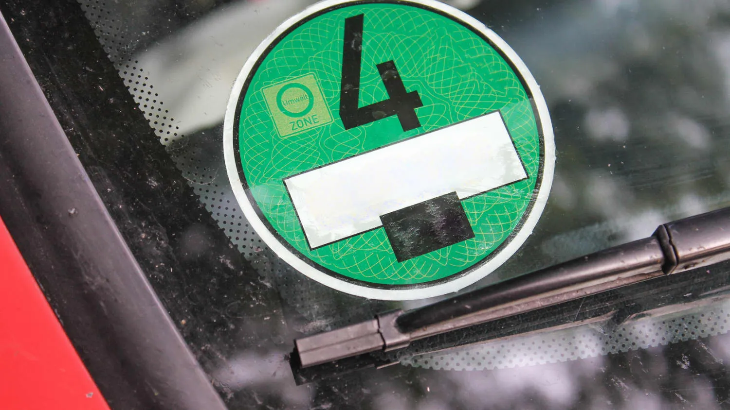 Umweltplakette auf einer Windschutzscheibe