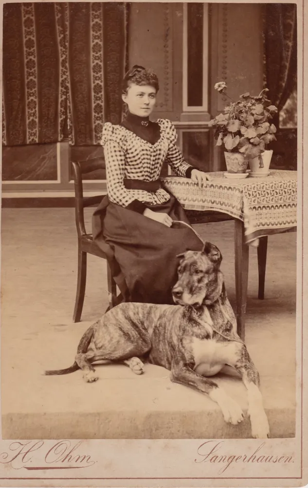 Unbekannte Frau mit einer Dänischen Dogge. Fotograf H. Ohm, Sangerhausen, Deutschland, ca. 1895
