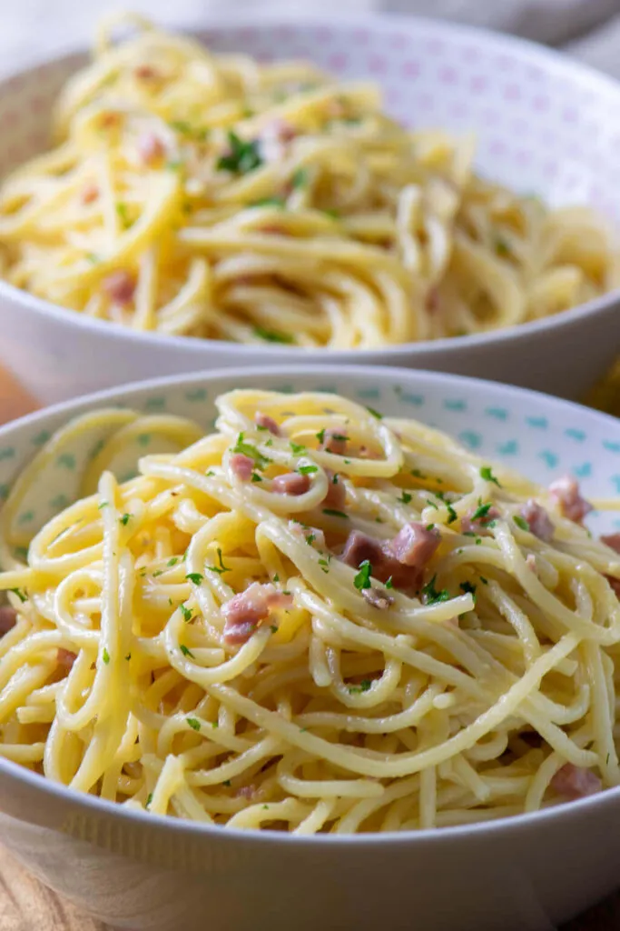 Und die Pasta Carbonara ist perfekt für das Kochen nach einem langen Arbeitstag, da du maximal 20 Minuten zum Zubereiten der Pasta brauchst