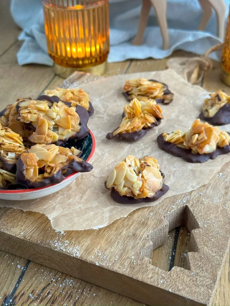 Unfertige Florentiner Plätzchenmasse mit Mandelblättchen und gemahlenen Mandeln in einer Schüssel, bereit zum Formen und Backen, als Teil eines Rezepts ohne Ei.