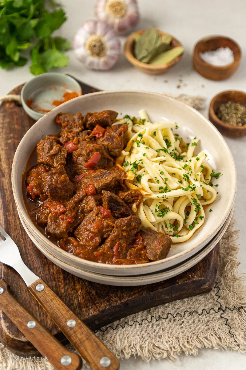 Ungarisches Gulasch mit zartem Rindfleisch und sämiger Paprikasoße, servierfertig in einem Topf