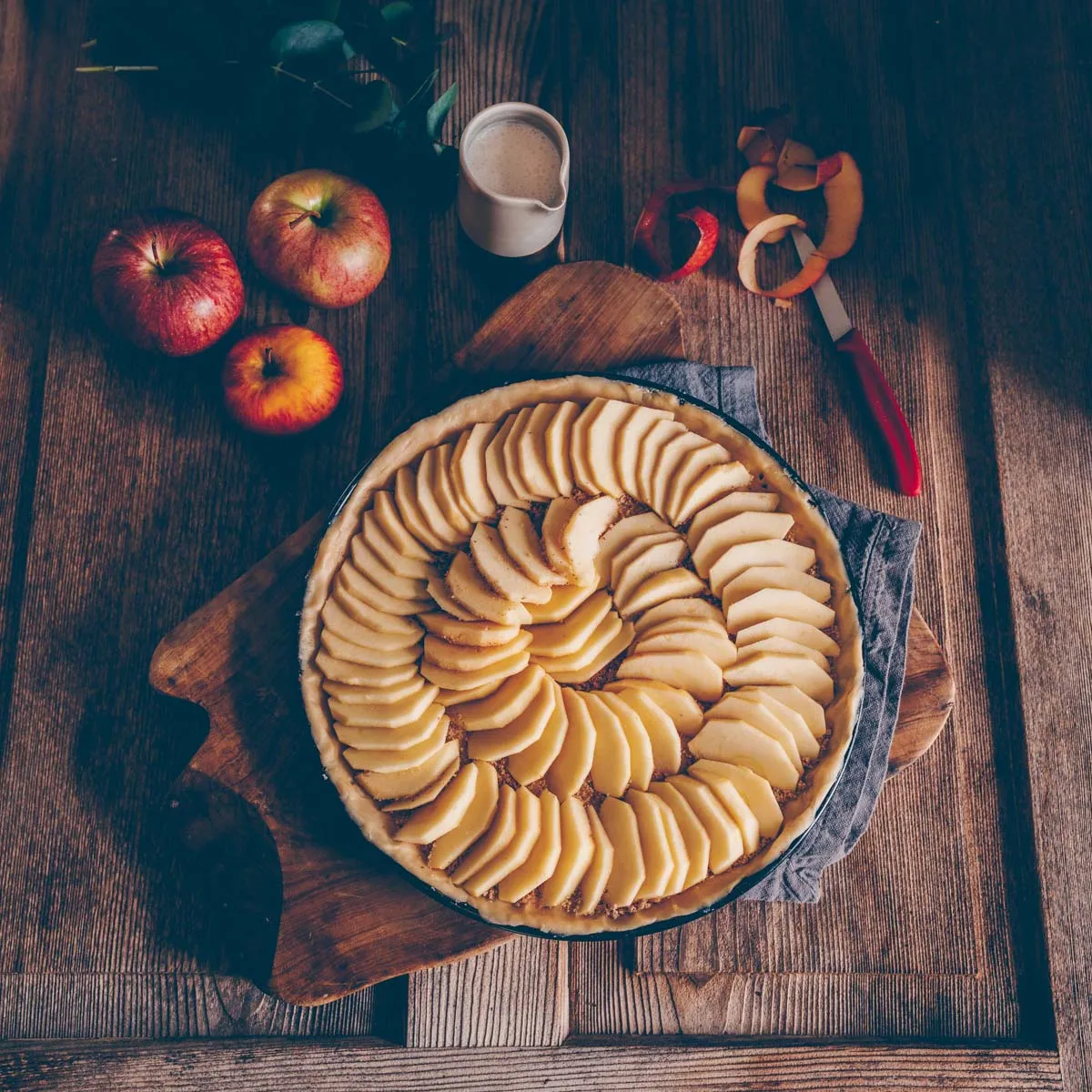 Ungebackener veganer Apfelkuchen mit cremigem Guss