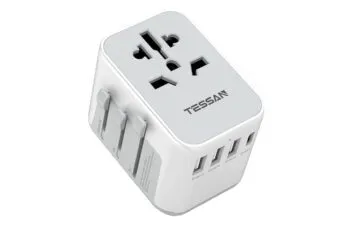 Universal-Reiseadapter mit USB-Anschlüssen als praktisches Reisegeschenk