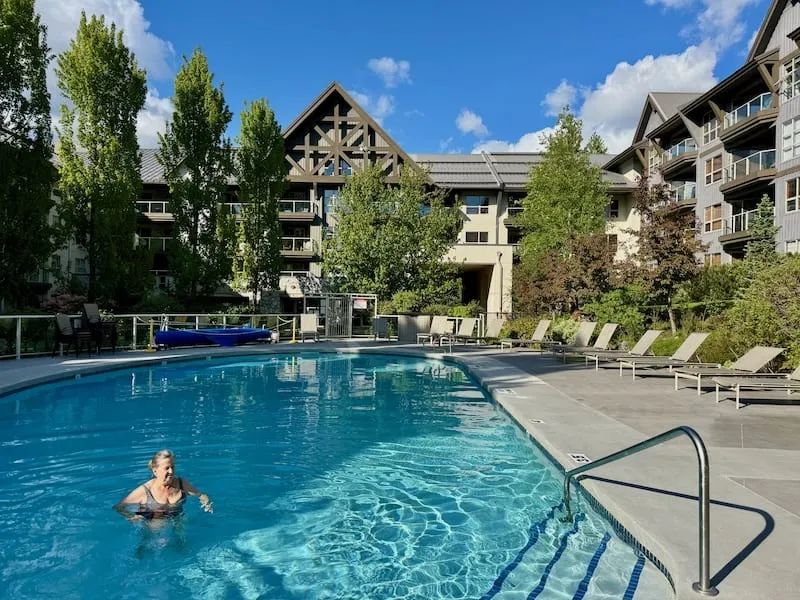 Unsere Unterkunft in Whistler: Aspen Lodge mit eigenem Pool und Parkgarage.