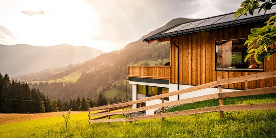 Unterkircher Chalet im Sommer mit Blick auf die Alpen