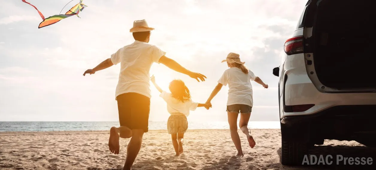Urlauber entspannen am Pool, symbolisch für ADAC Reisetipps und Sommertrends