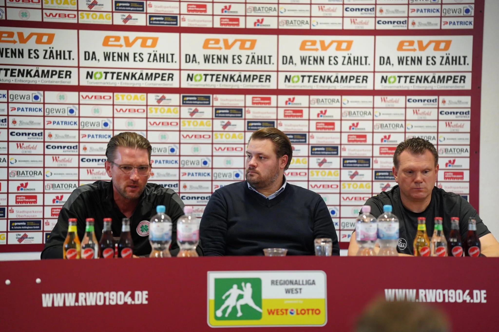 Uwe Koschinat auf der Pressekonferenz nach dem Spiel gegen Oberhausen