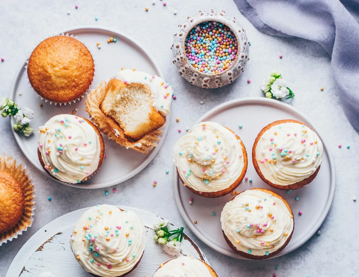 Vanille Cupcakes mit Buttercreme-Frosting und Streuseln