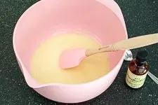 Vanilleextrakt wird zur Kondensmilch gegeben, um Vanilleeis selber zu machen