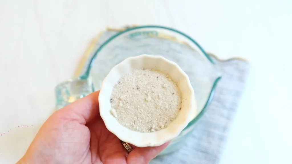 Vanillezucker wird zur Sahne hinzugefügt, um sie zu süßen