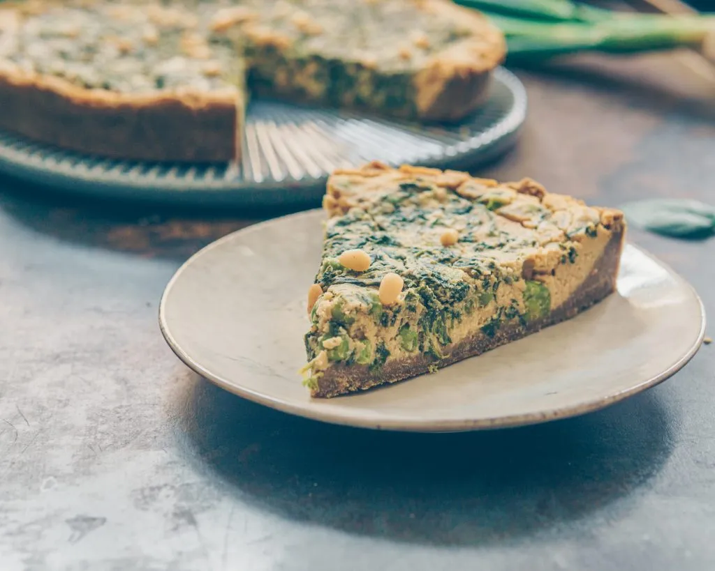 Vegan-glutenfreie Spinat Quiche nach dem Backen, frisch aus dem Ofen