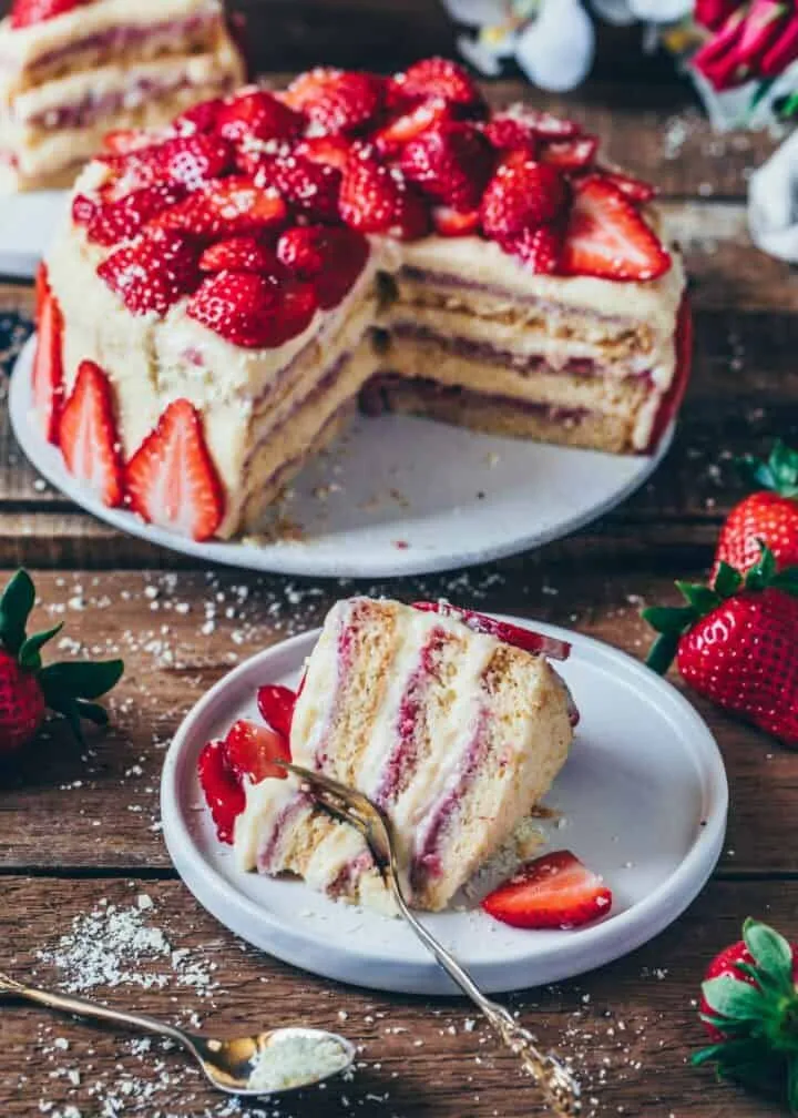 Vegane Erdbeer Sahne Torte mit Vanillecreme, ein fluffiger veganer Kuchen