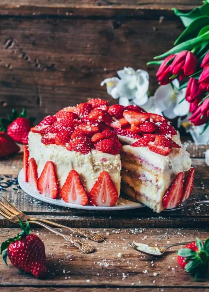 Vegane Erdbeer Sahne Torte Rezept. Veganer Biskuitkuchen ohne Eier, perfekt für die Erdbeerzeit