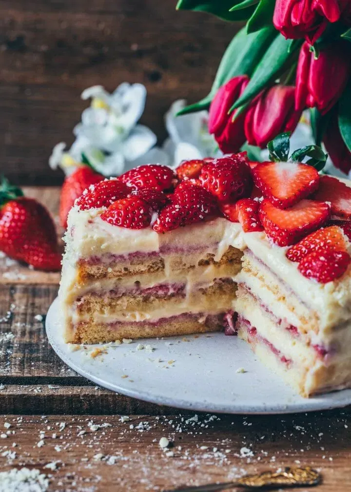 Vegane Erdbeer Sahne Torte: Schicht für Schicht ein veganer Genuss