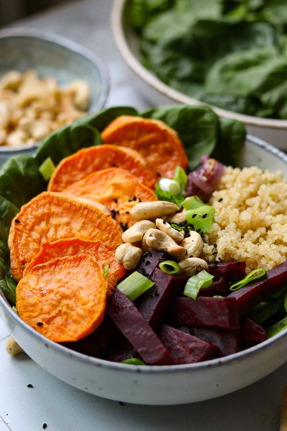 Vegane Quinoa Bowl mit gerösteten Süßkartoffeln und frischem Salat