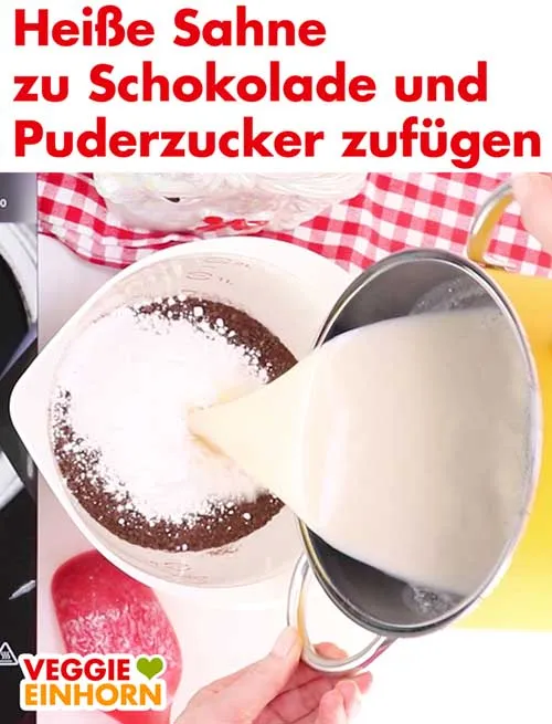 Vegane Sahne heiß zur Schokolade und Puderzucker zufügen und verrühren