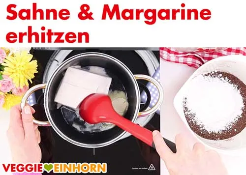 Vegane Sahne und Margarine erhitzen, bis sie leicht köcheln