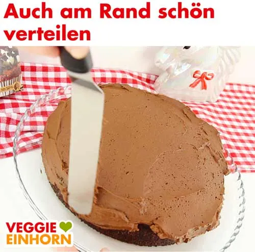 Vegane Sahnecreme am Tortenrand verteilen