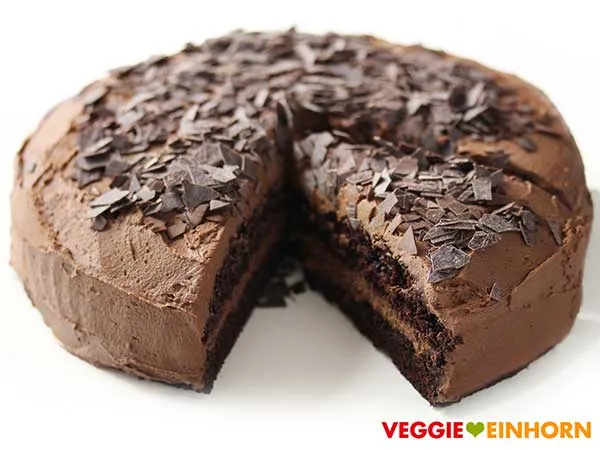 Vegane Schoko Sahne Torte auf einer eleganten Tortenplatte, perfekt für festliche Anlässe