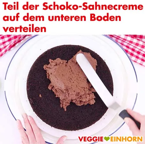 Vegane Schoko-Sahnecreme auf dem unteren Boden verteilen