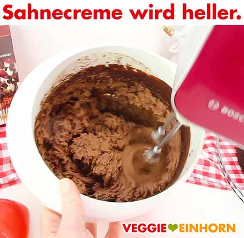 Vegane Schoko Sahnecreme wird beim Aufschlagen heller und luftiger