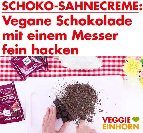 Vegane Schokolade mit dem Messer hacken
