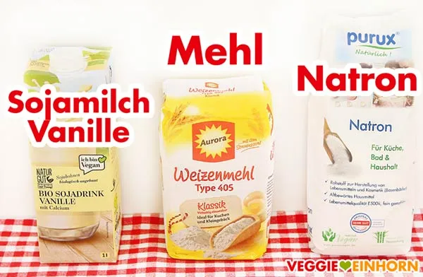 Vegane Sojamilch Vanille, Mehl und Natron für den Kuchenboden