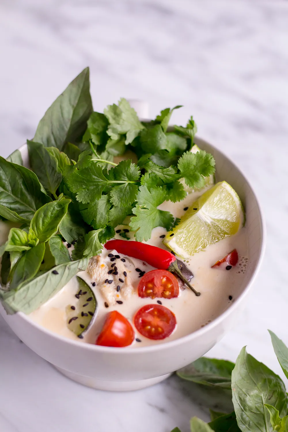 Vegane Tom Kha Suppe mit Pilzen, Tofu und frischen Kräutern