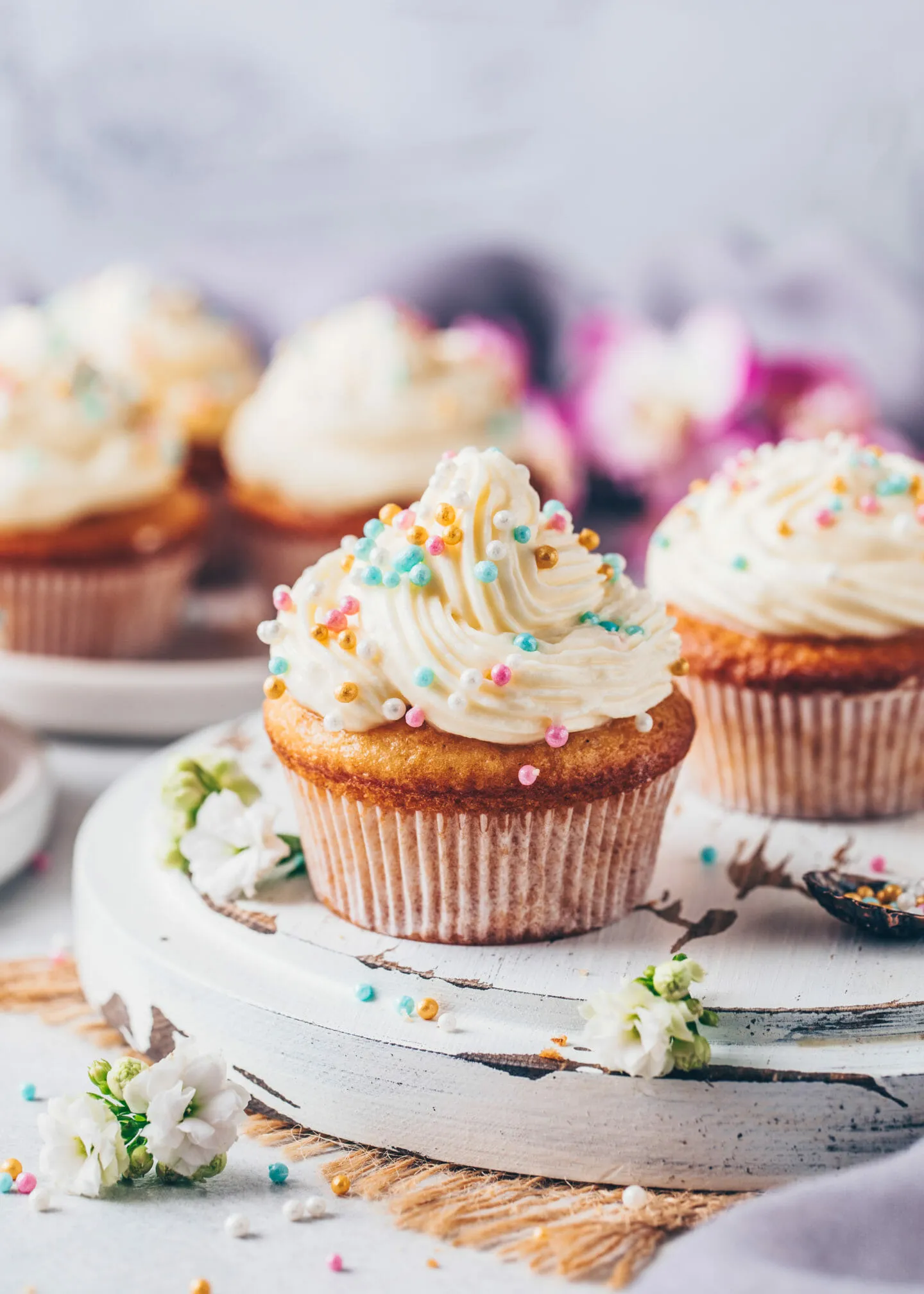 Vegane Vanille Cupcakes mit Buttercreme-Frosting und Streuseln