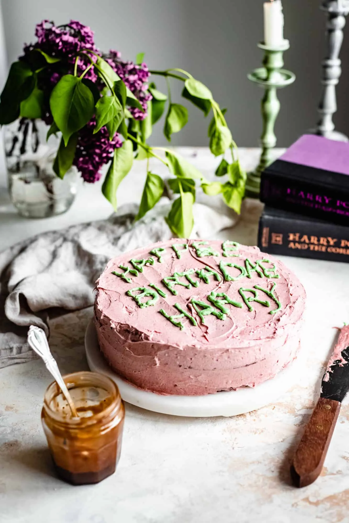 veganer harry potter kuchen mit büchern daneben
