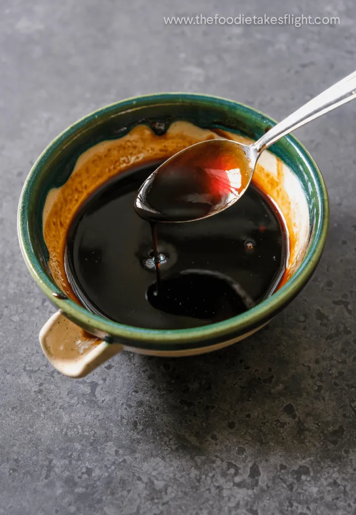 Veganer Mie Goreng, kurz vor dem Servieren, mit der charakteristischen süß-würzigen Sauce, ein köstliches vegetarisches Nudelgericht.