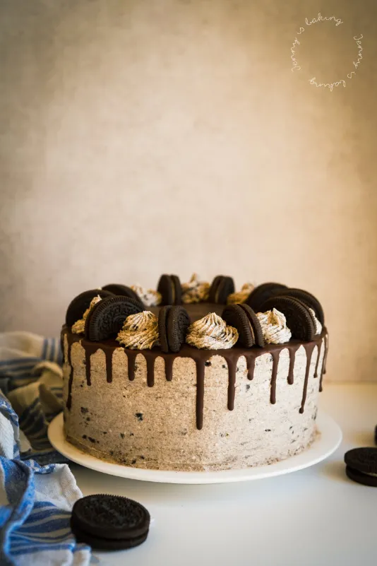 Veganer Oreo Geburtstagskuchen von oben mit kunstvoller Ganache und Oreo-Dekoration